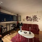 Eiffel Tower View & Swimming Pool, Cosy - Center Apartmán *